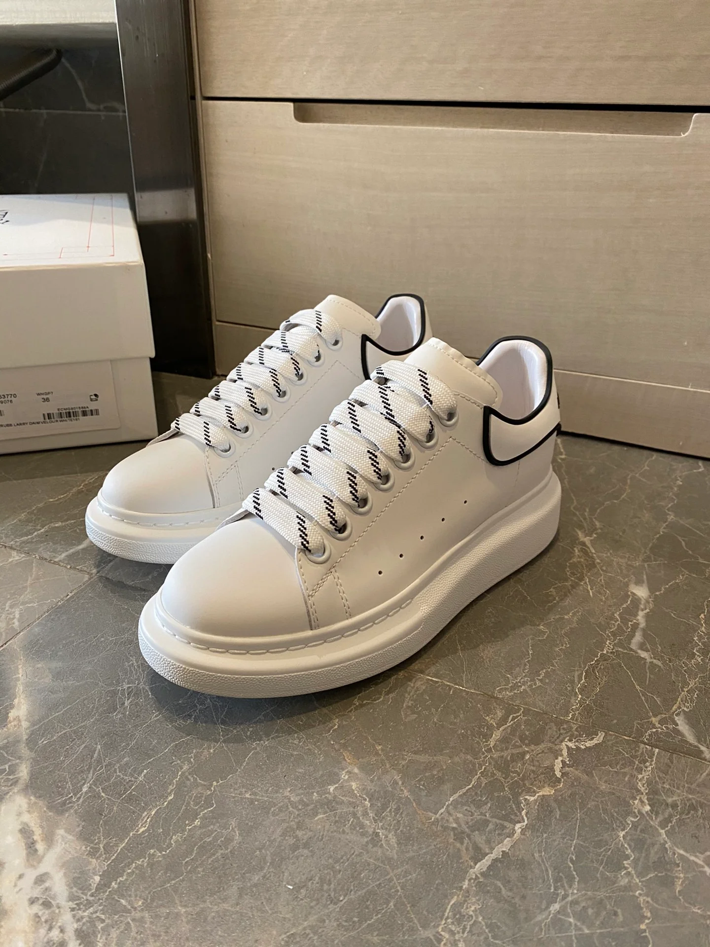 Классические белые кроссовки McQueen с 3D-логотипом из смолы — черные