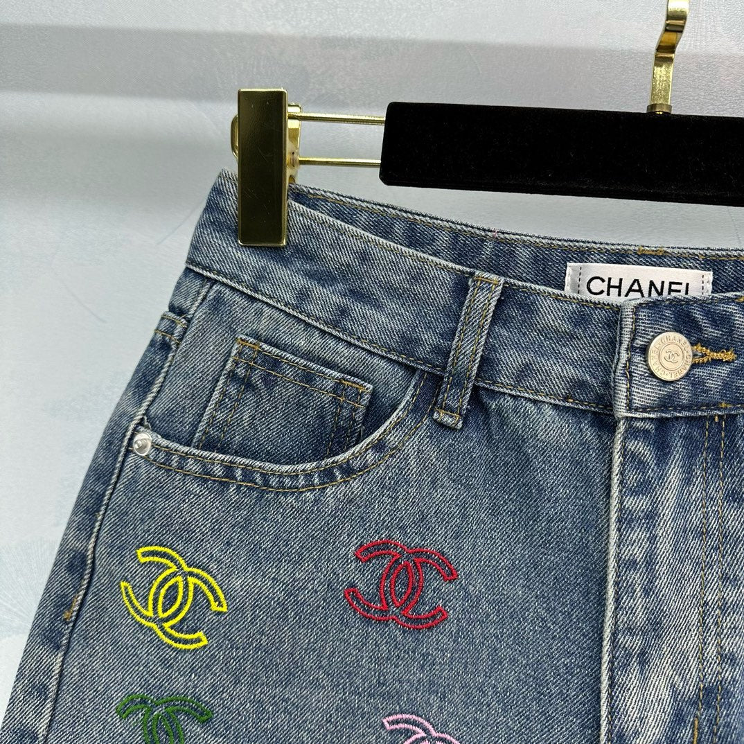 Новые летние джинсовые шорты Chanel 2403 с красочной вышивкой.