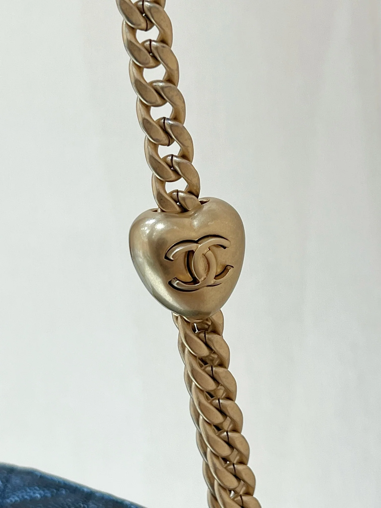 Новинка сезона весна/лето 2023 от Chanel - Регулируемая длинная сумка-бокс в форме сердца - 17 см - Черная