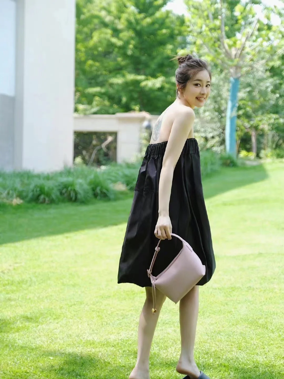 Сумка для обеда Loewe Cubi, светло-розовая, Panerai, из телячьей кожи - 20-5-17-12-5 см - Фотографии в одежде.