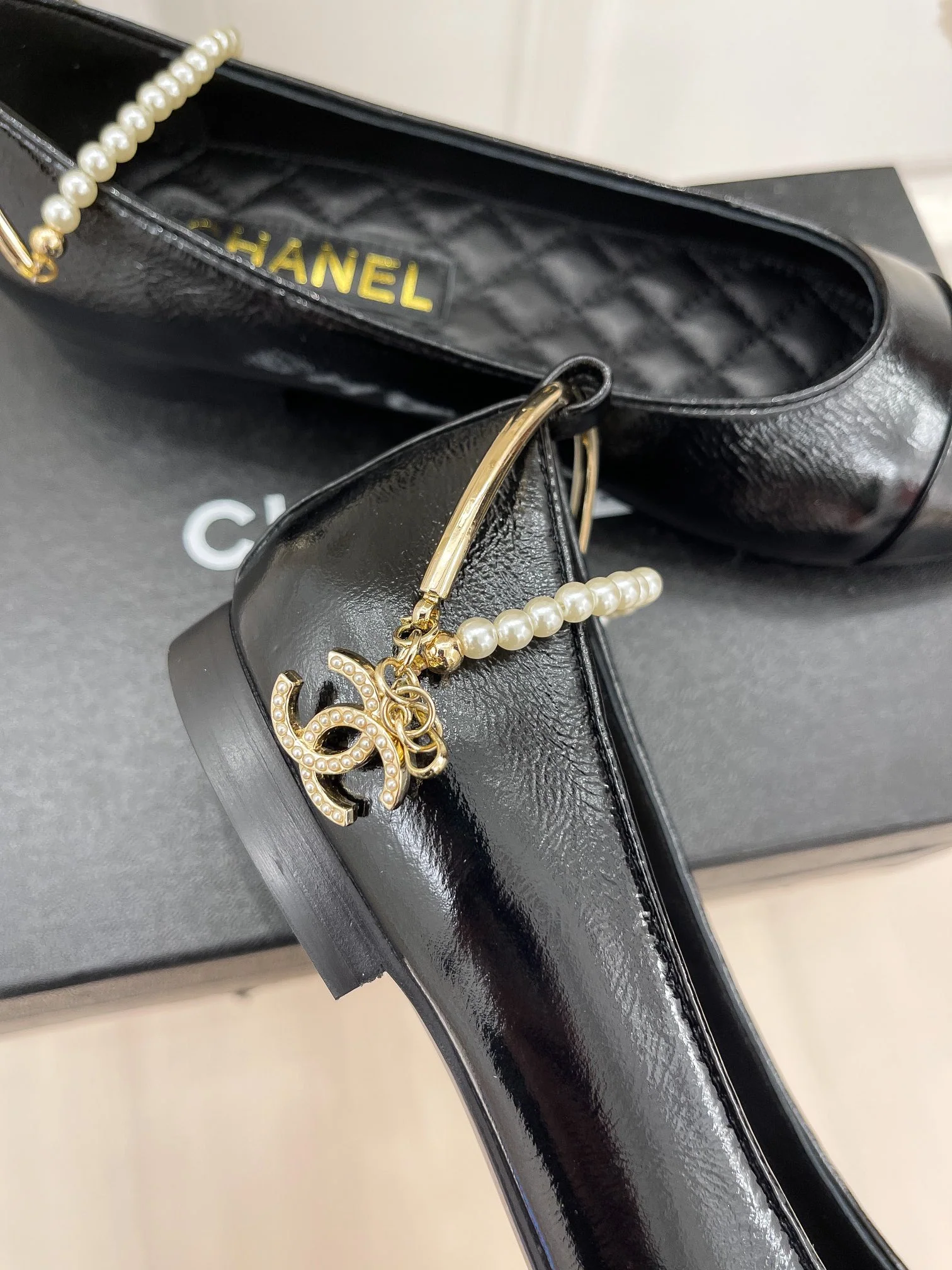 Chanel - Классический браслет на щиколотку с жемчужной цепочкой - Туфли Мэри Джейн