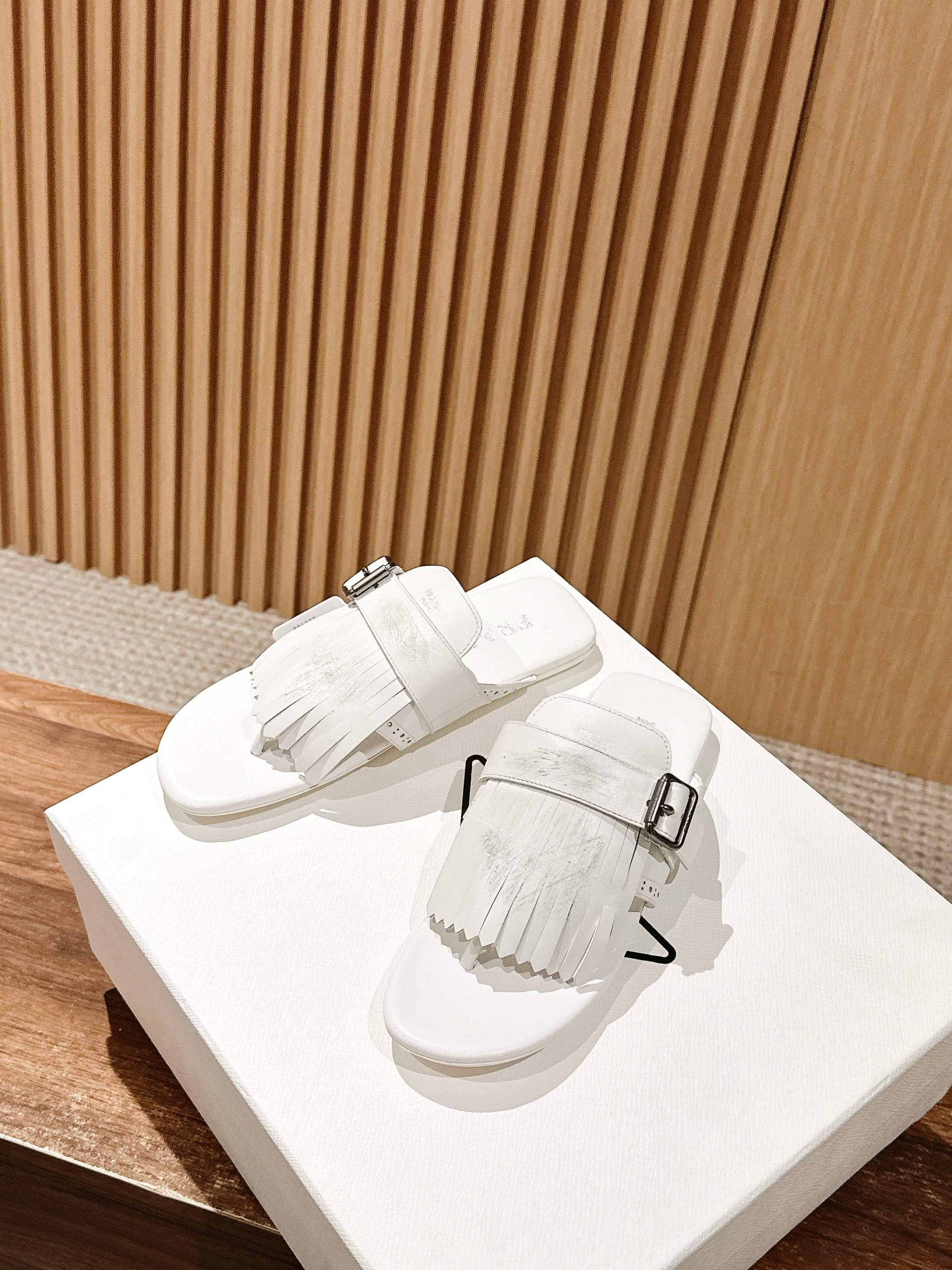 Новинка сезона весна/лето 2025 от Prada - Ретро-сандалии с кисточками - Подиумный образ - Белые