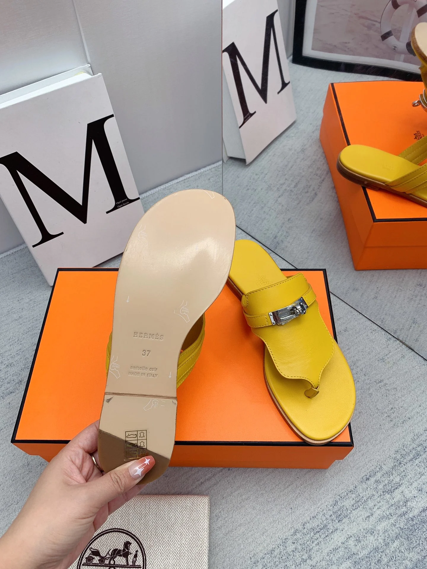 Новинка осенне-зимней коллекции Hermes — шлепанцы.