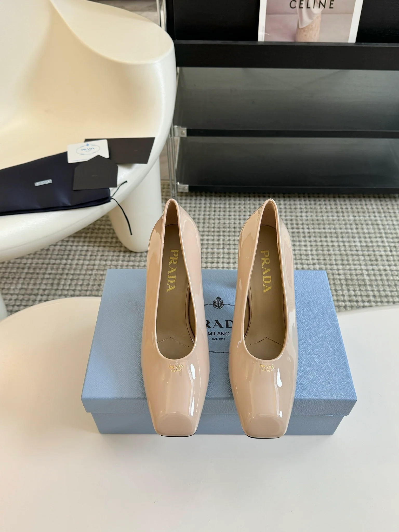 Туфли на высоком каблуке Prada 2024 с треугольным логотипом - цвет ?Молочный чай?