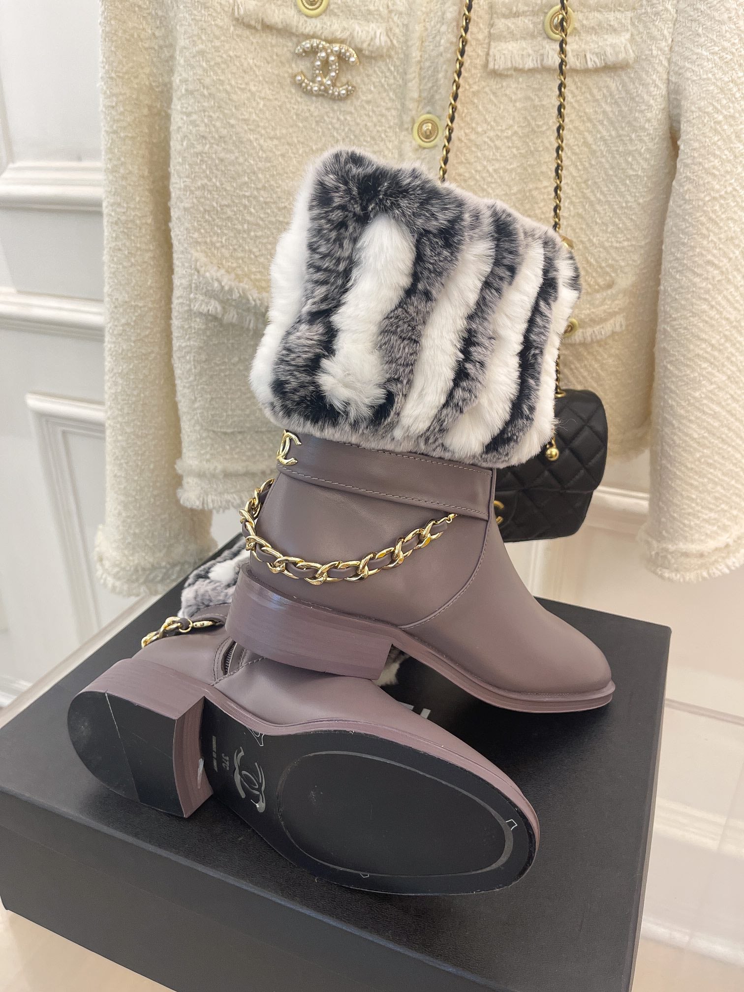 Новинка весны 2022 года от Chanel - Меховые ботильоны - Серые