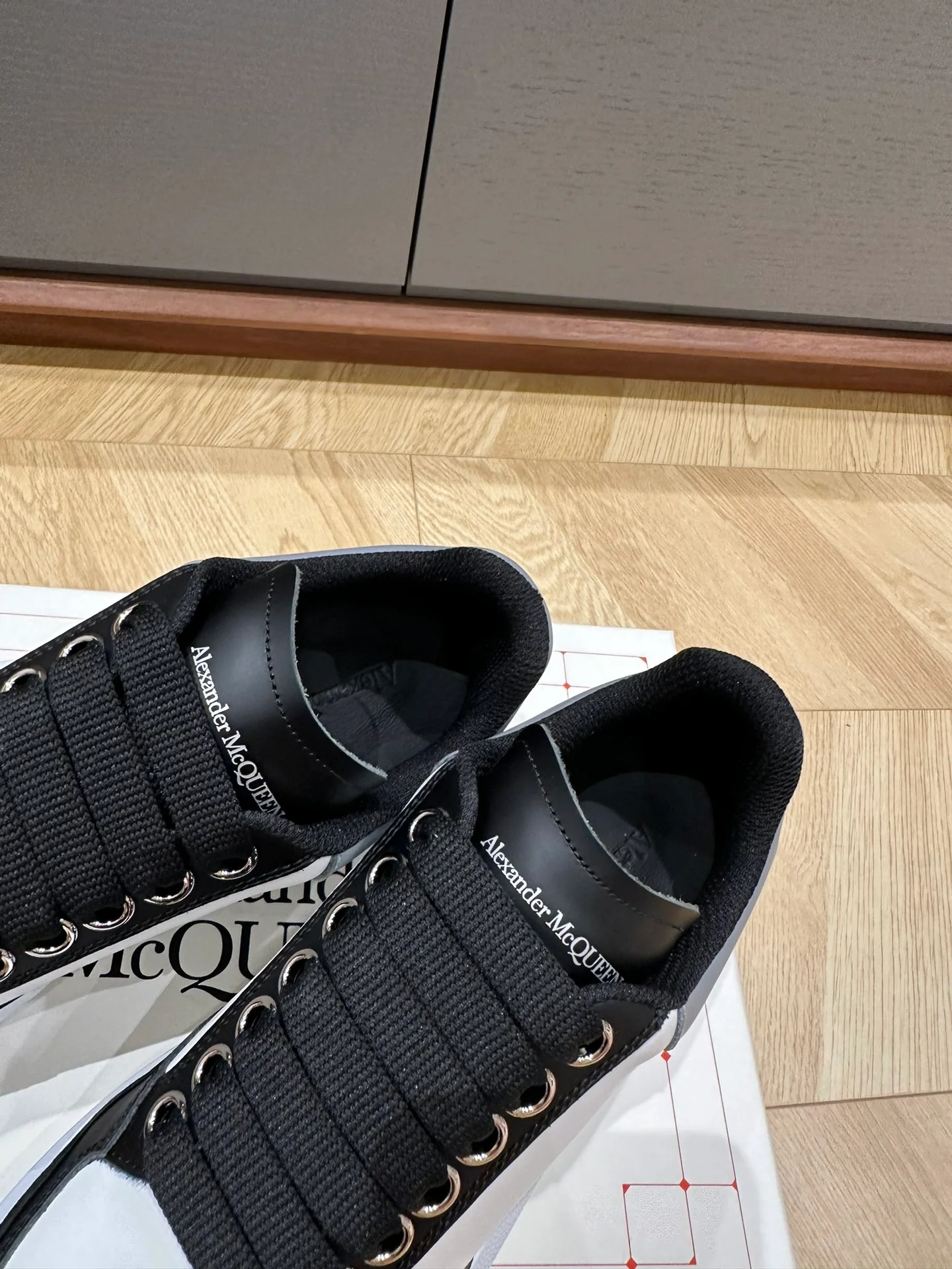 McQueen - Белые кроссовки из телячьей кожи и замши - Унисекс - Черные