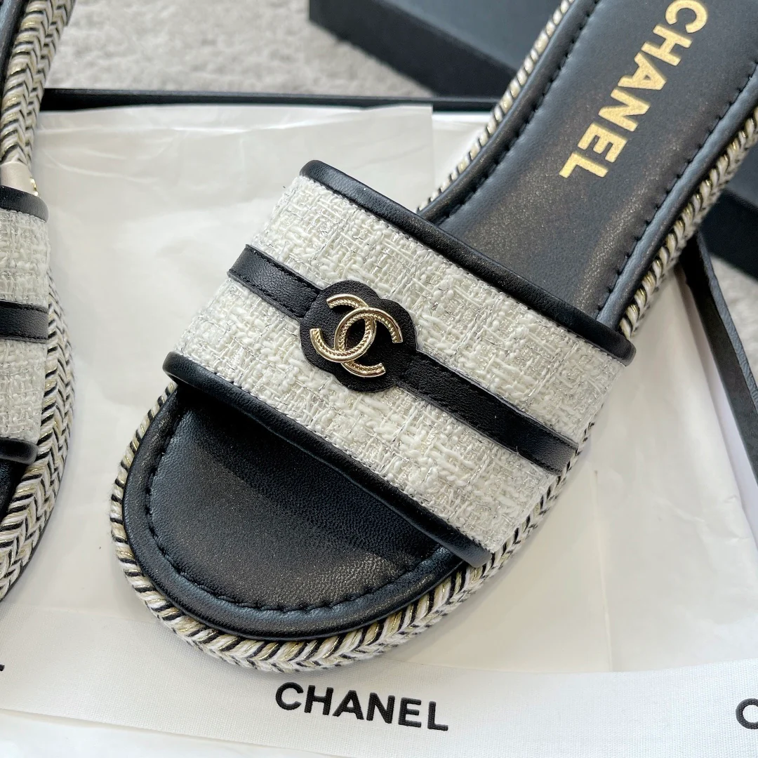 Новинка сезона весна/лето 2023 от Chanel - плетеные тапочки из веревки - черные.