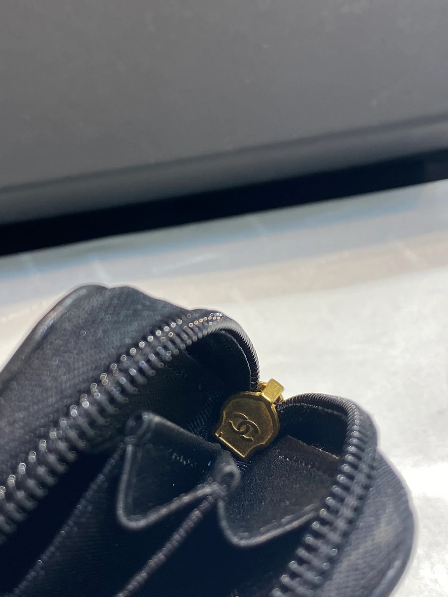 Классический кошелек для монет Chanel Le Boy на молнии — черно-золотой