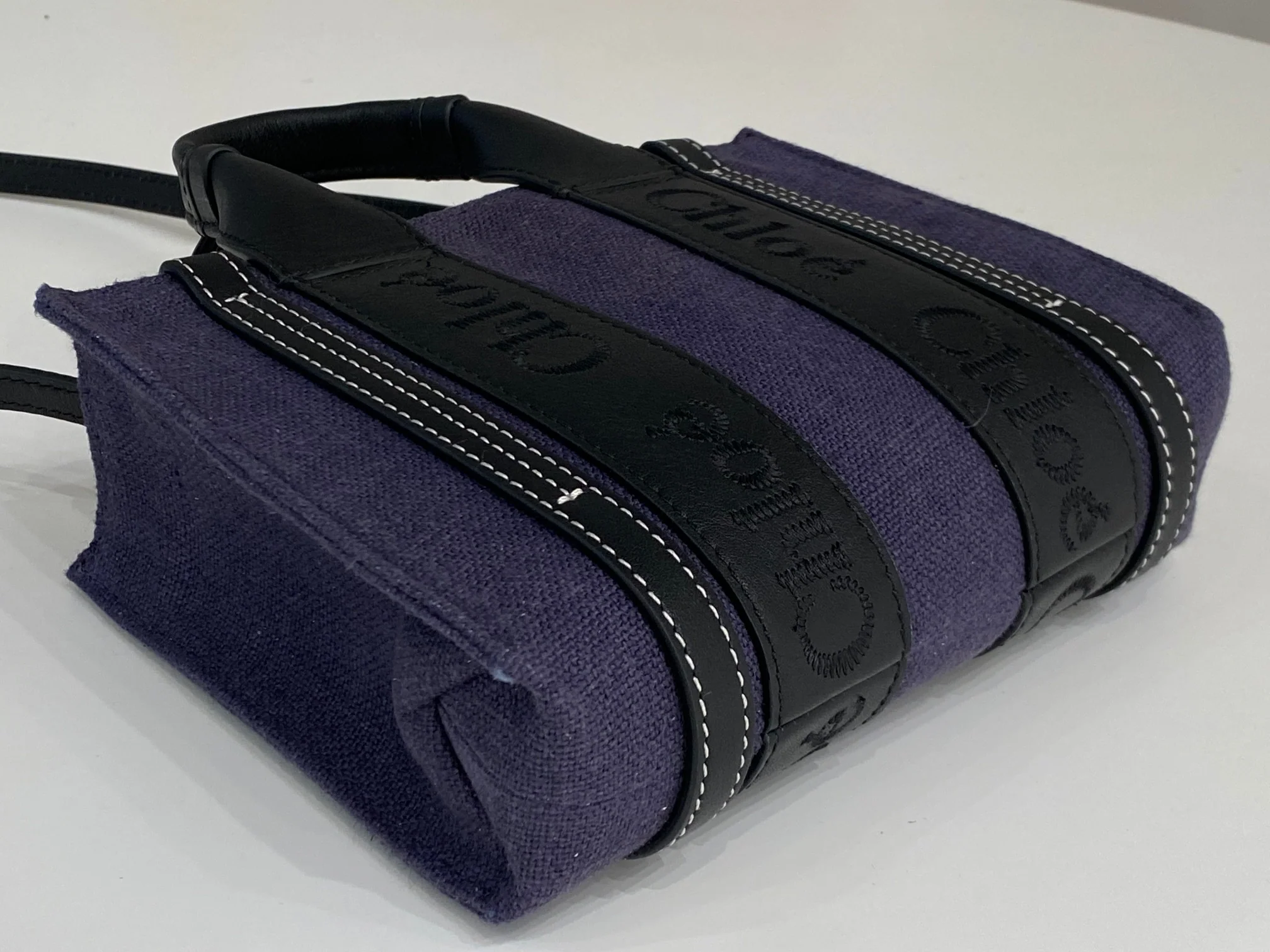 Новинка весны 2023 года от Chloe - сумка-тоут Woody - льняная кожа, темно-синий с черными элементами - мини-версия.