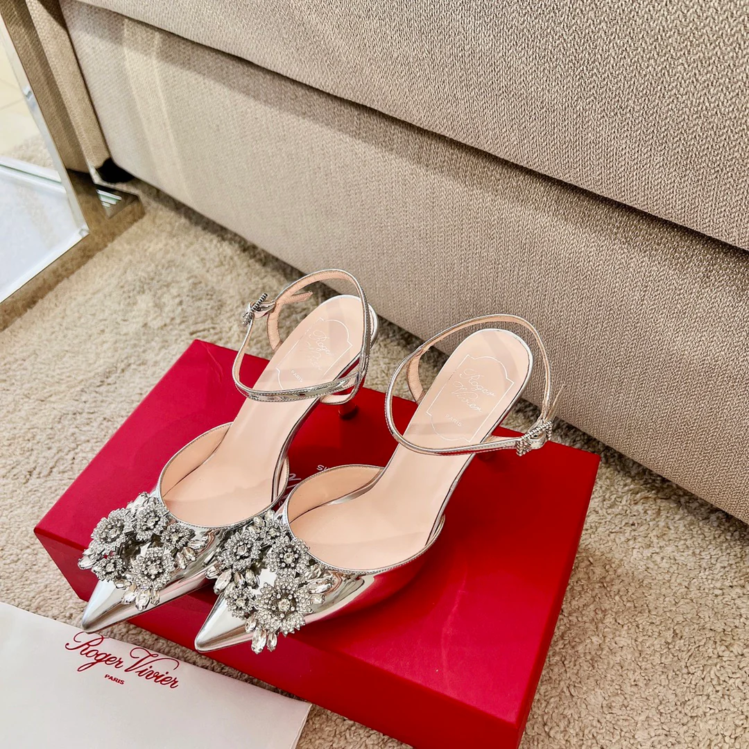 Обувь RV - босоножки на высоком каблуке с пряжкой, украшенной стразами и букетом цветов - серебристые