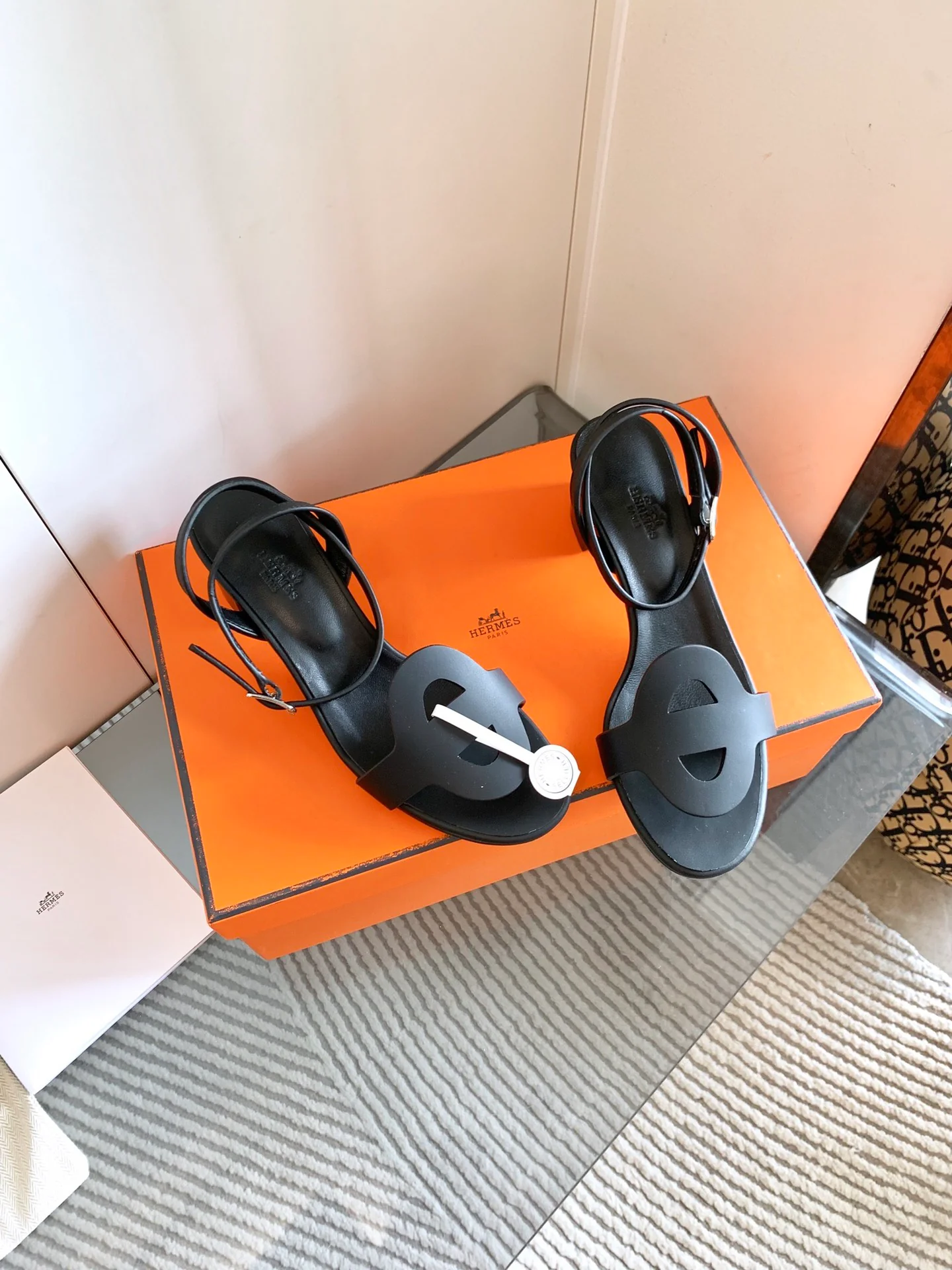 Сандалии Hermes 2024 на массивном каблуке - черные