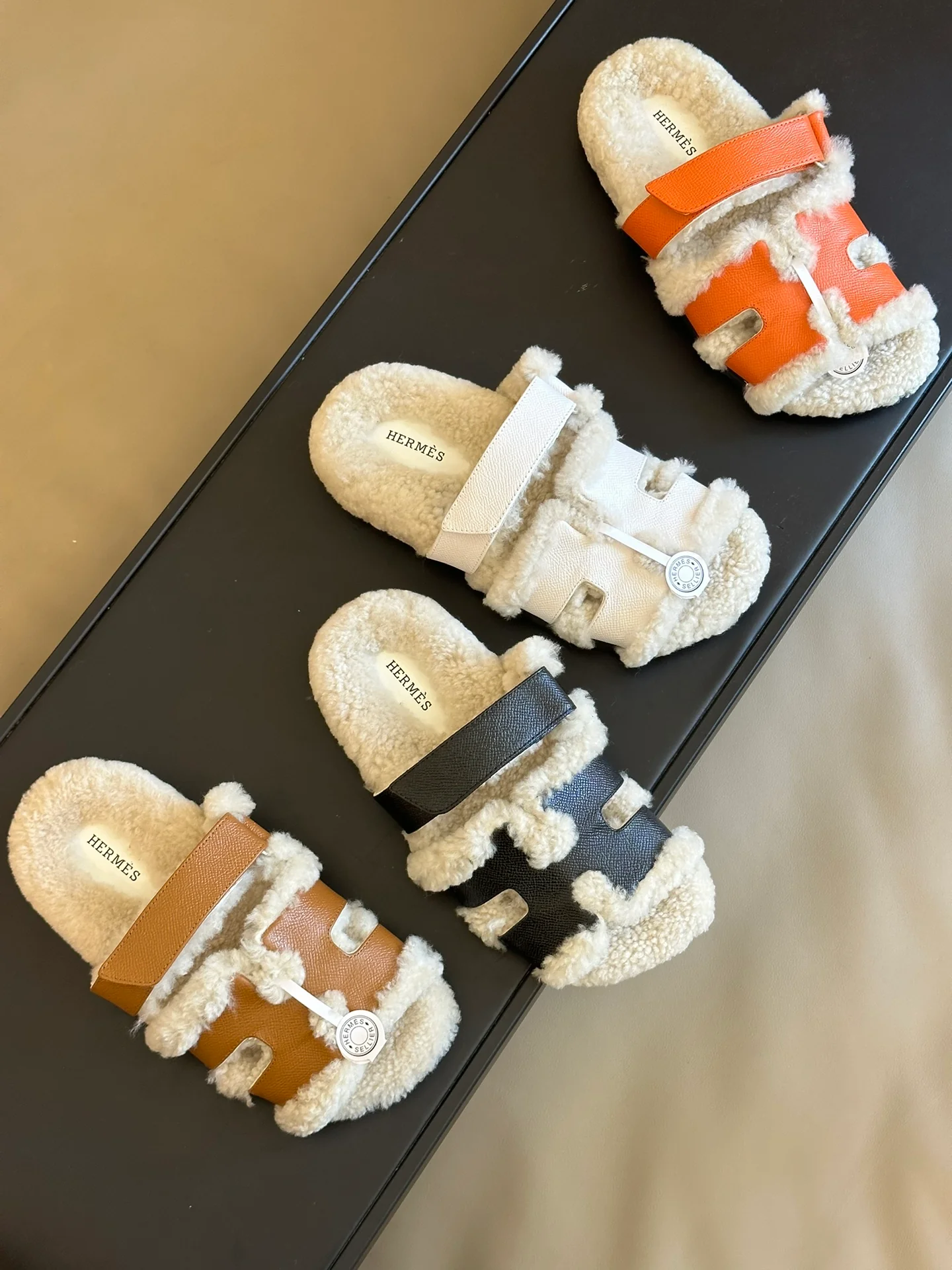 Тапочки Hermes с отпечатком руки 2024 года - изображение из коллекции