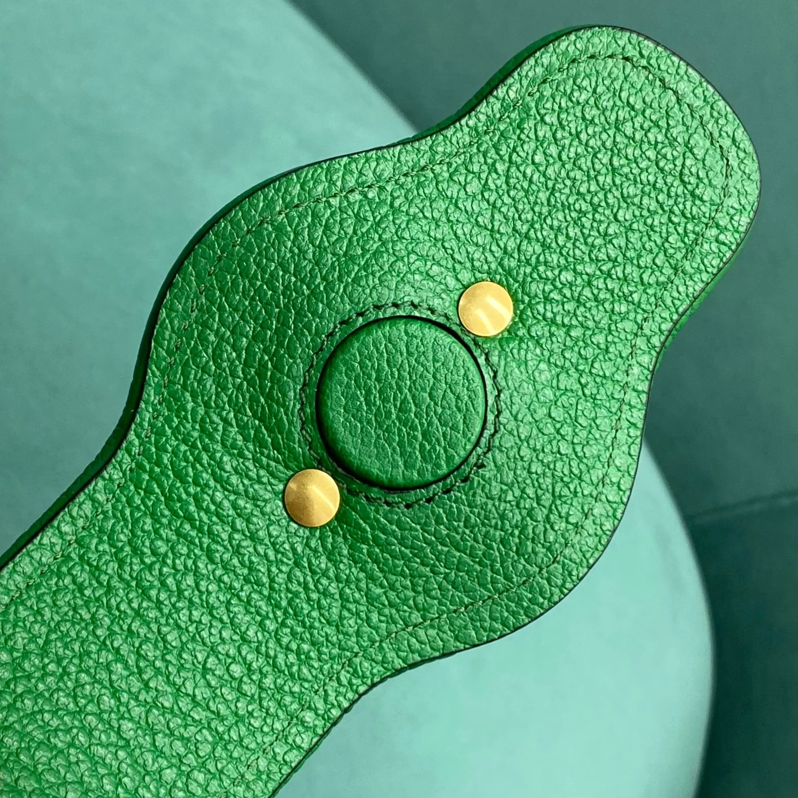 Весенняя коллекция Gucci 2023 — сумка через плечо ?Полумесяц?