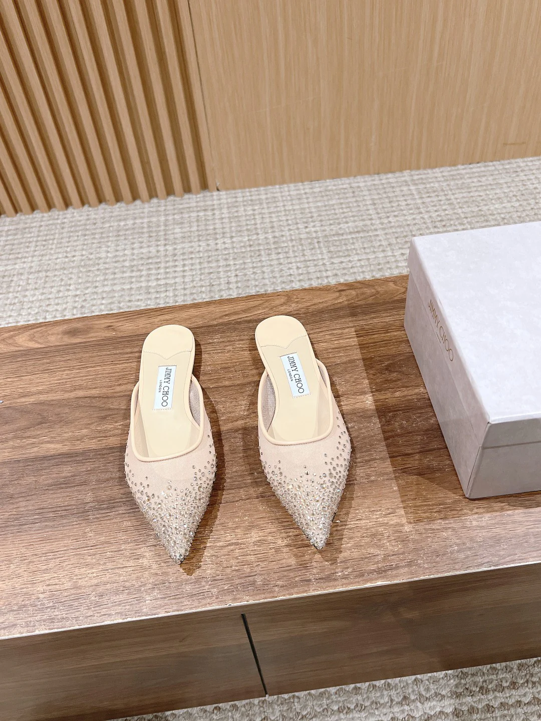 Тапочки Jimmy с сетчатым верхом и стразами, абрикосового цвета.