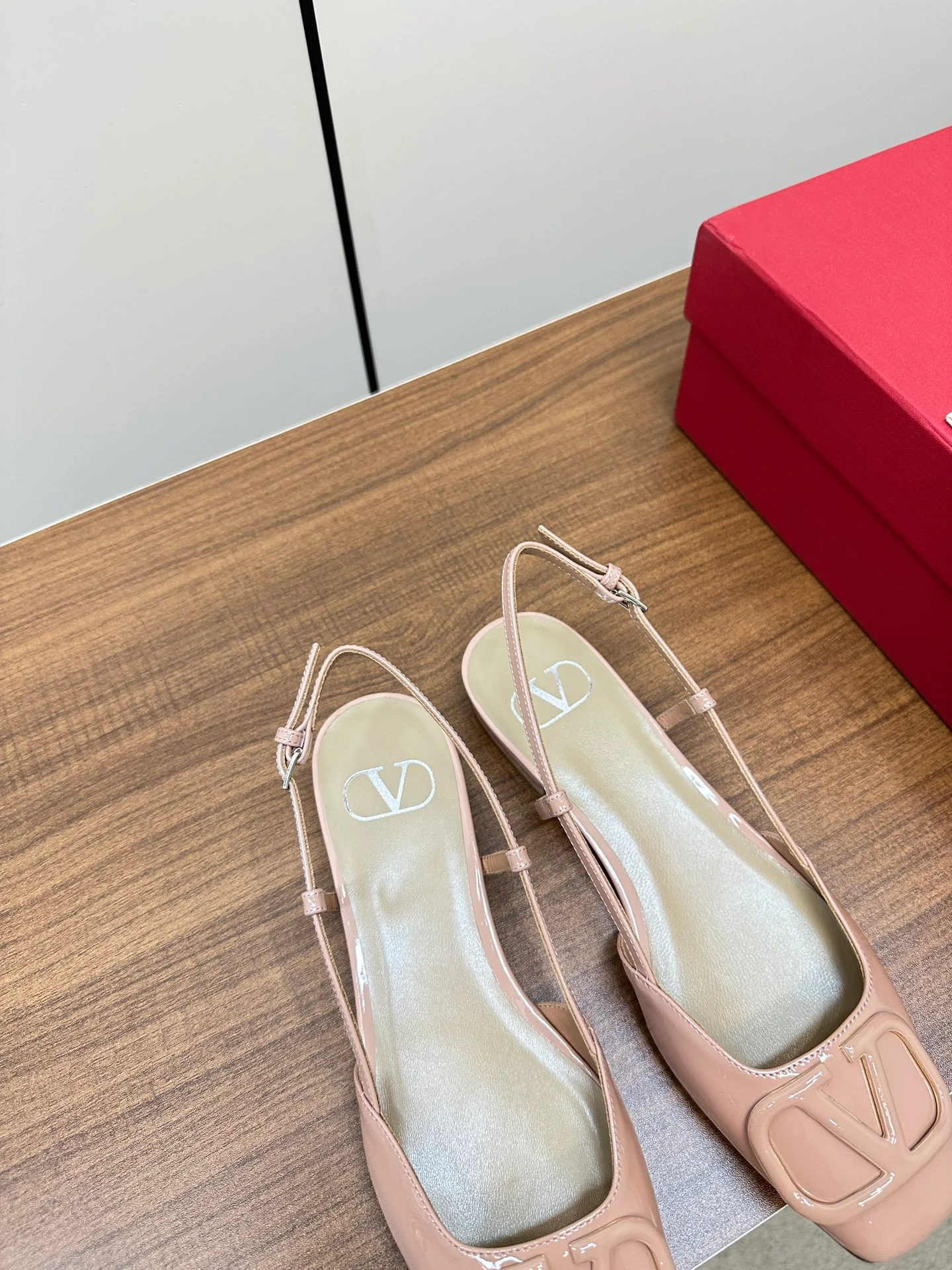 Новинка сезона весна/лето 2023 от Valentino - розовые сандалии на плоской подошве с V-образным ремешком.