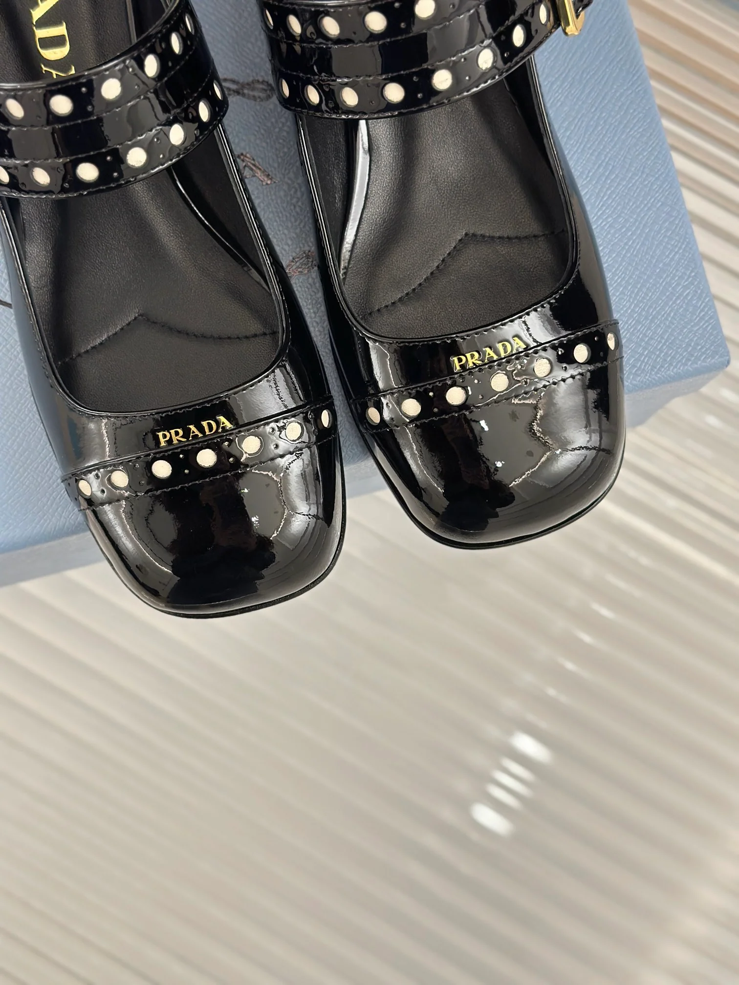 Туфли-мэри-джейн Prada 2024 в стиле ретро - черные