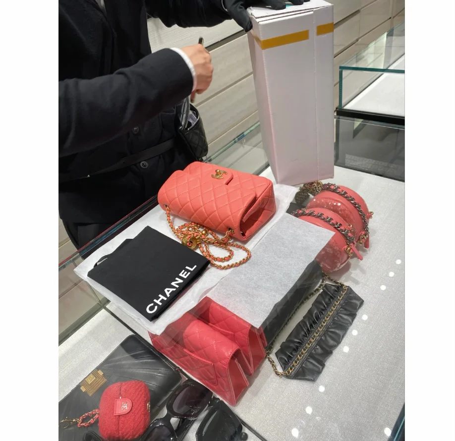 Chanel - Золотистая сумка-клапан с шариком из углеродного волокна - Кораллово-розовая