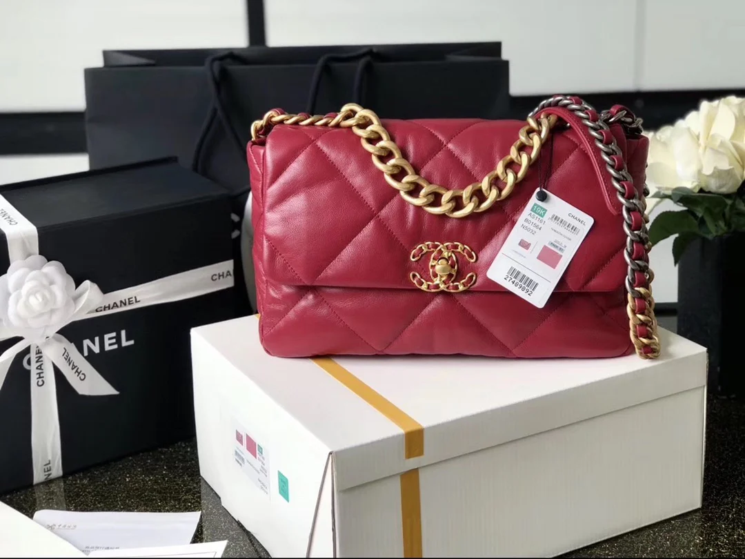 Сумка Chanel 19 — средний размер, сапфирово-красный цвет.