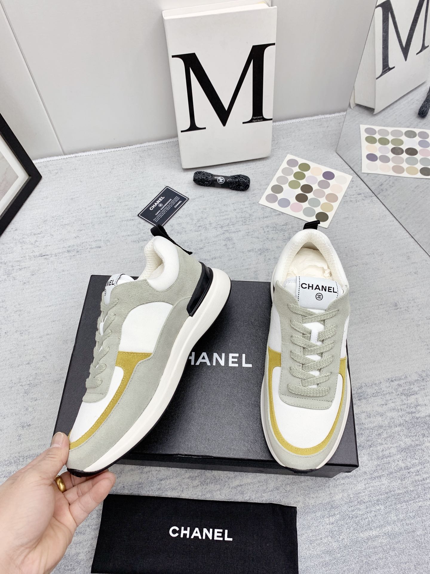 Chanel - Твидовые кроссовки в стиле пэчворк - Повседневные кроссовки - Серо-желтые