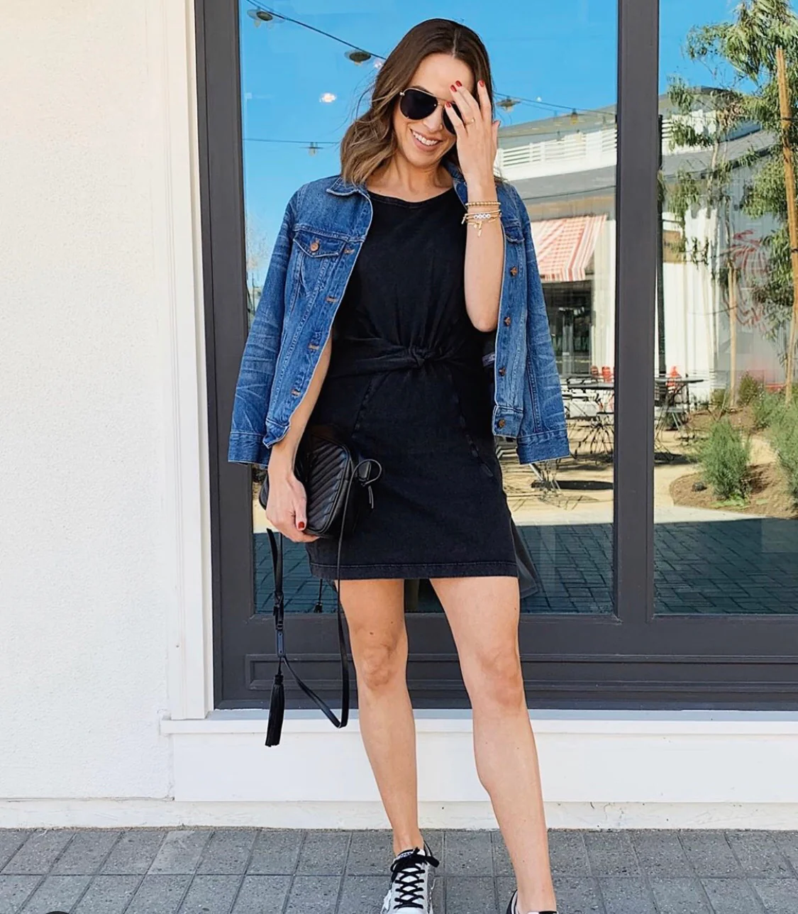 Фотосумка YSL Lou Bag — черная с черной пряжкой.