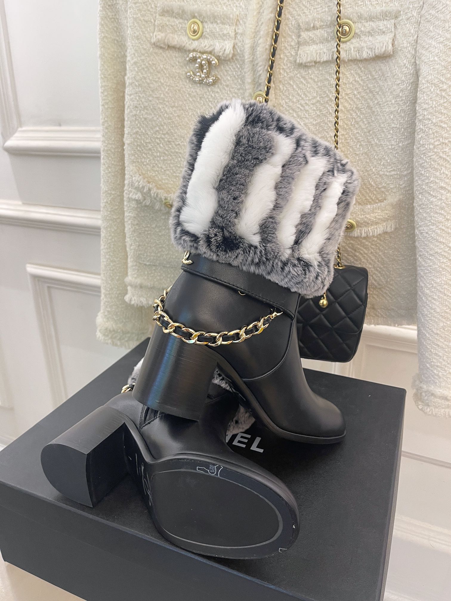 Новинка весны 2022 года от Chanel - Ботильоны на толстом меховом каблуке - Черные - 1