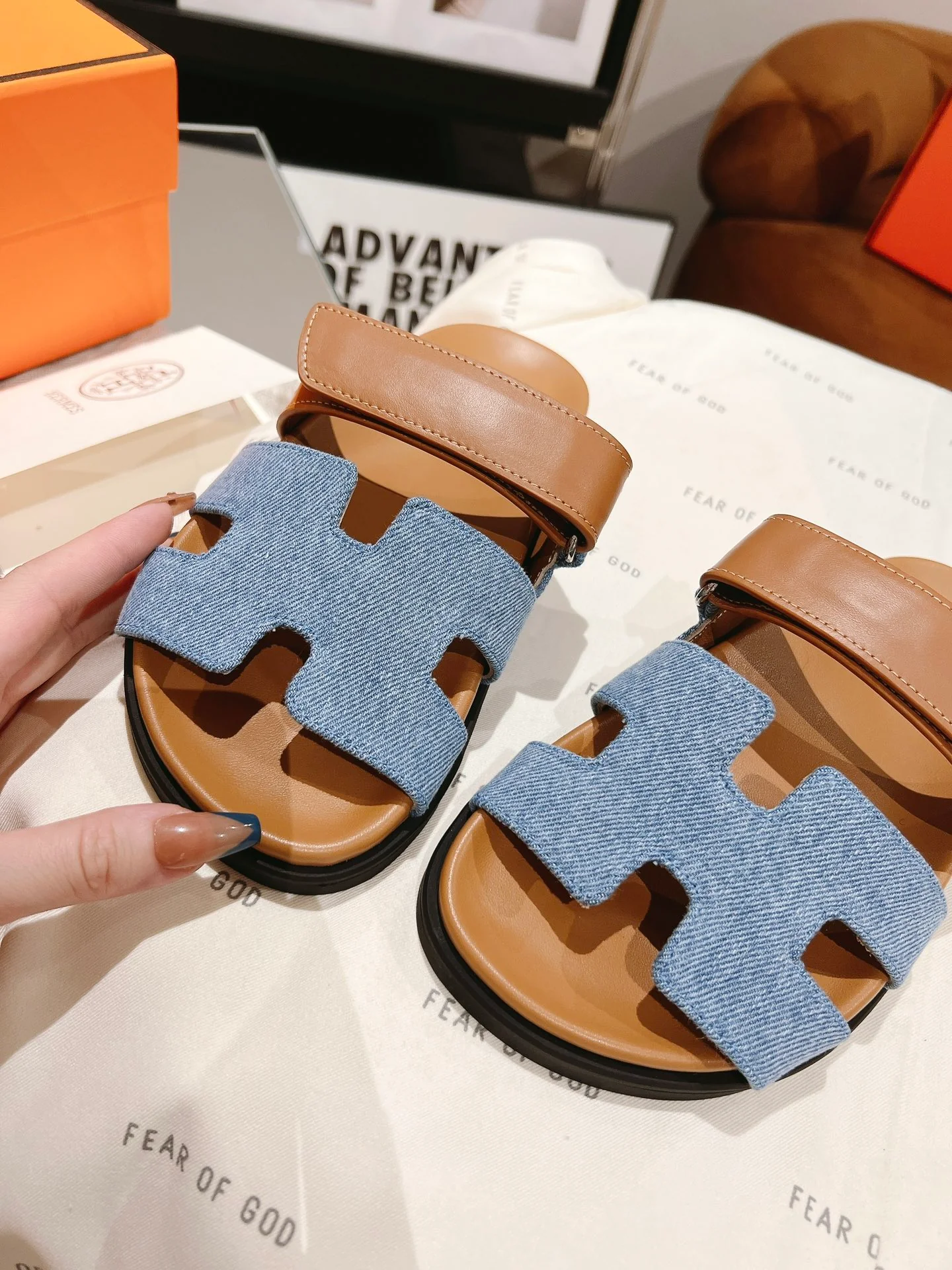 Тапочки Hermes из кожи и овечьей кожи — коричневато-голубые.