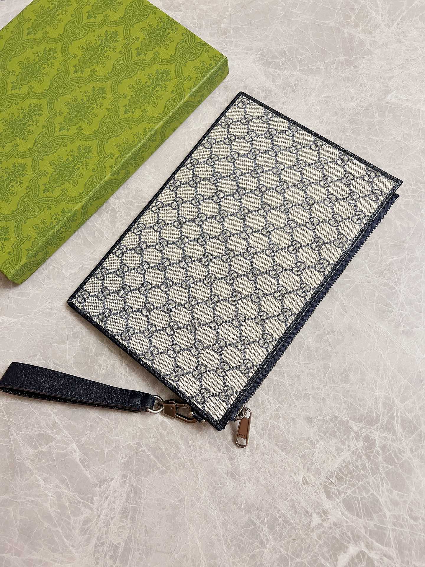 Клатч Gucci из синего ПВХ с монограммой