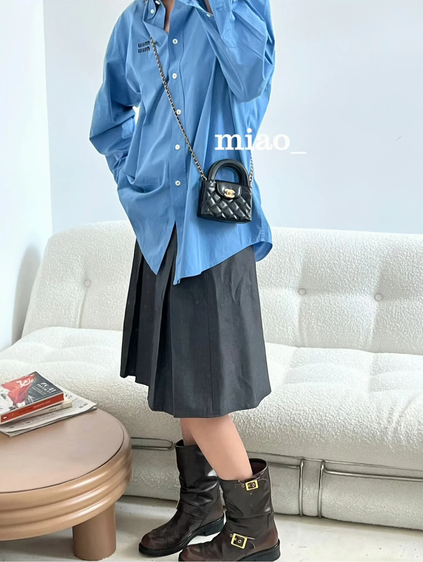 Миниатюрная сумочка Chanel Kelly на цепочке, черная.