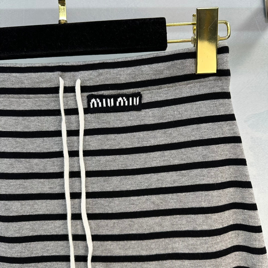 Miu Miu-2404 - Новый вязаный комплект из жилета и кардигана из коллекции 