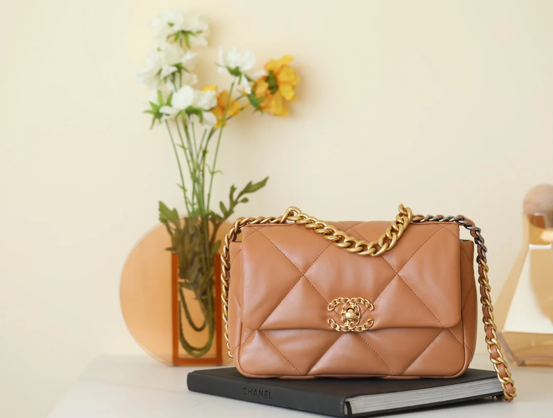 Сумка Chanel 2021-19 — карамельного цвета с золотой фурнитурой — маленький размер.