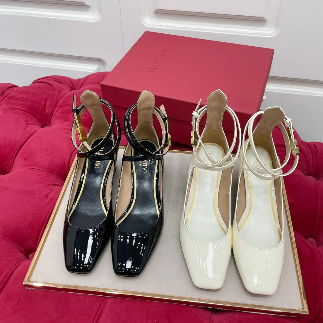 Новинка весенней коллекции Valentino 2023 года - сандалии Мэри Джейн из лакированной кожи.