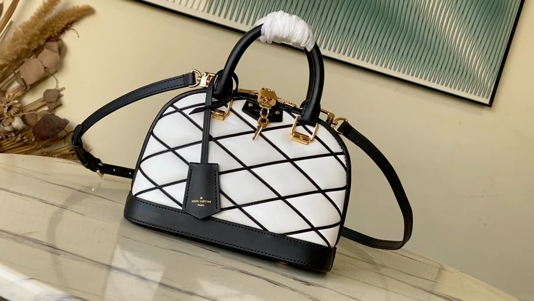 m23666-LV-nicolas-ghesquiere-shell bag-white