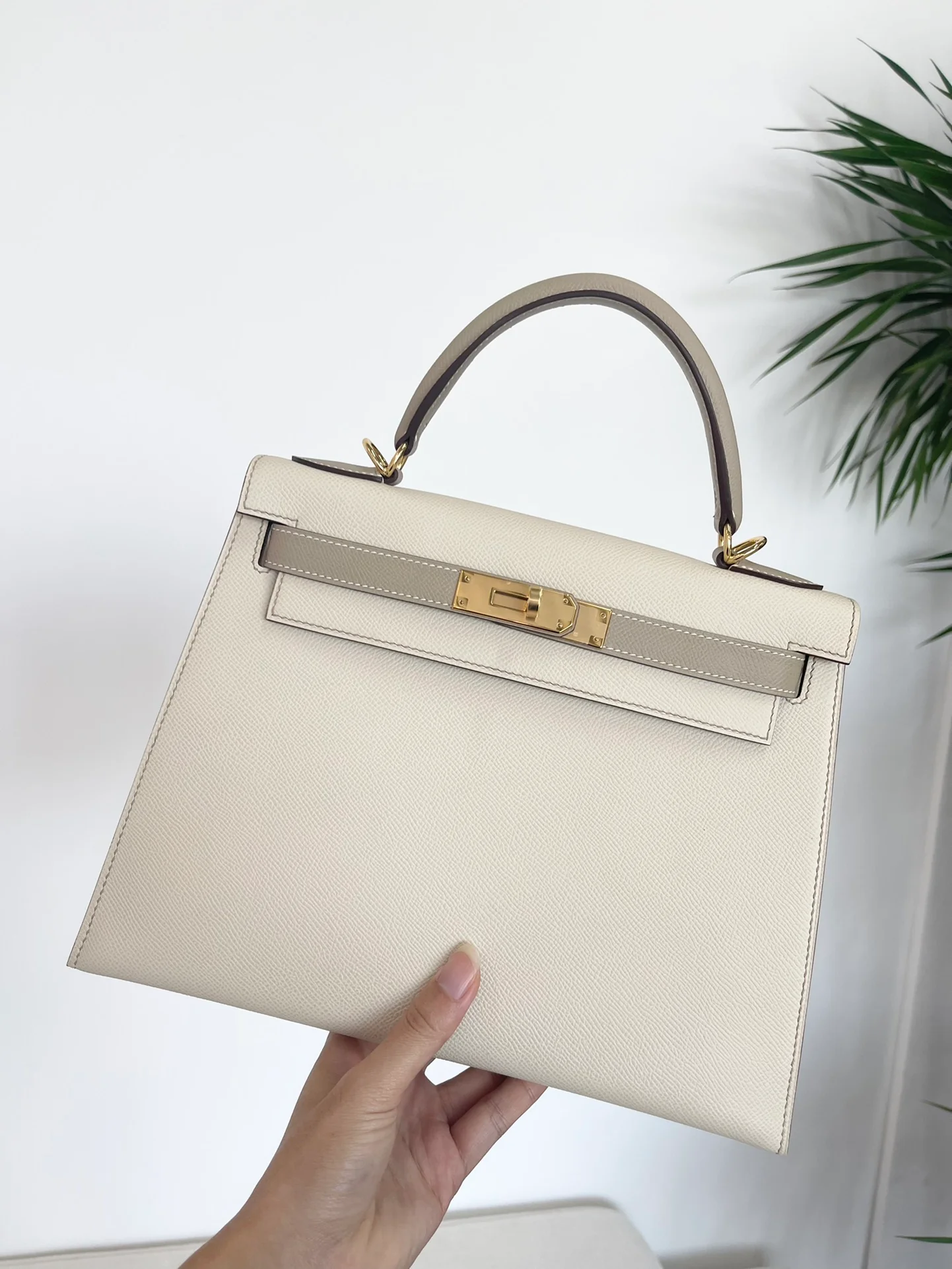 Тренч Hermes Kelly 28 Epsom Milkshake White с серым верхом - золотая пряжка - гравировка в виде подковы