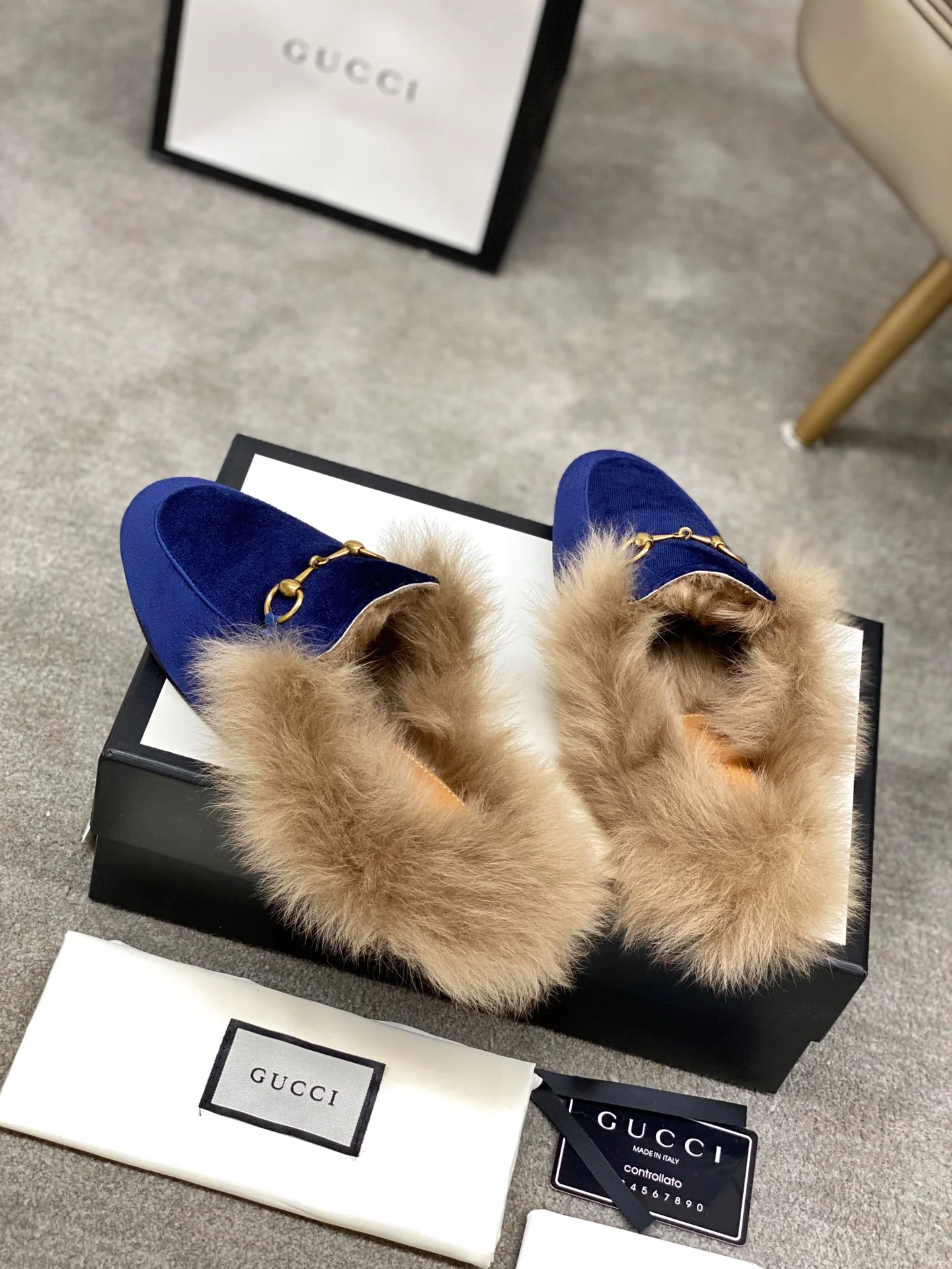 Бутик Gucci 2020 — Последние модели с подиума — Меховые тапочки — Замшевые