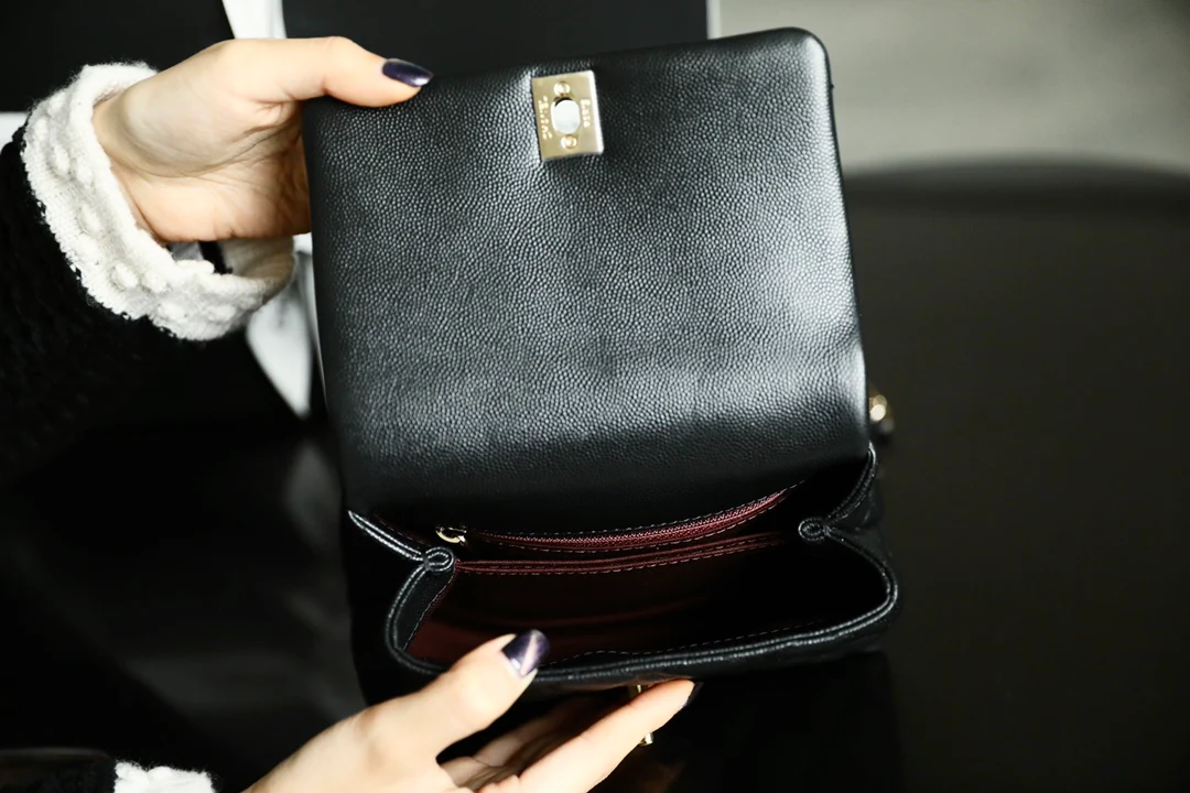 Мини-сумка Chanel Coco Handle — черная кожа с золотистой пряжкой.