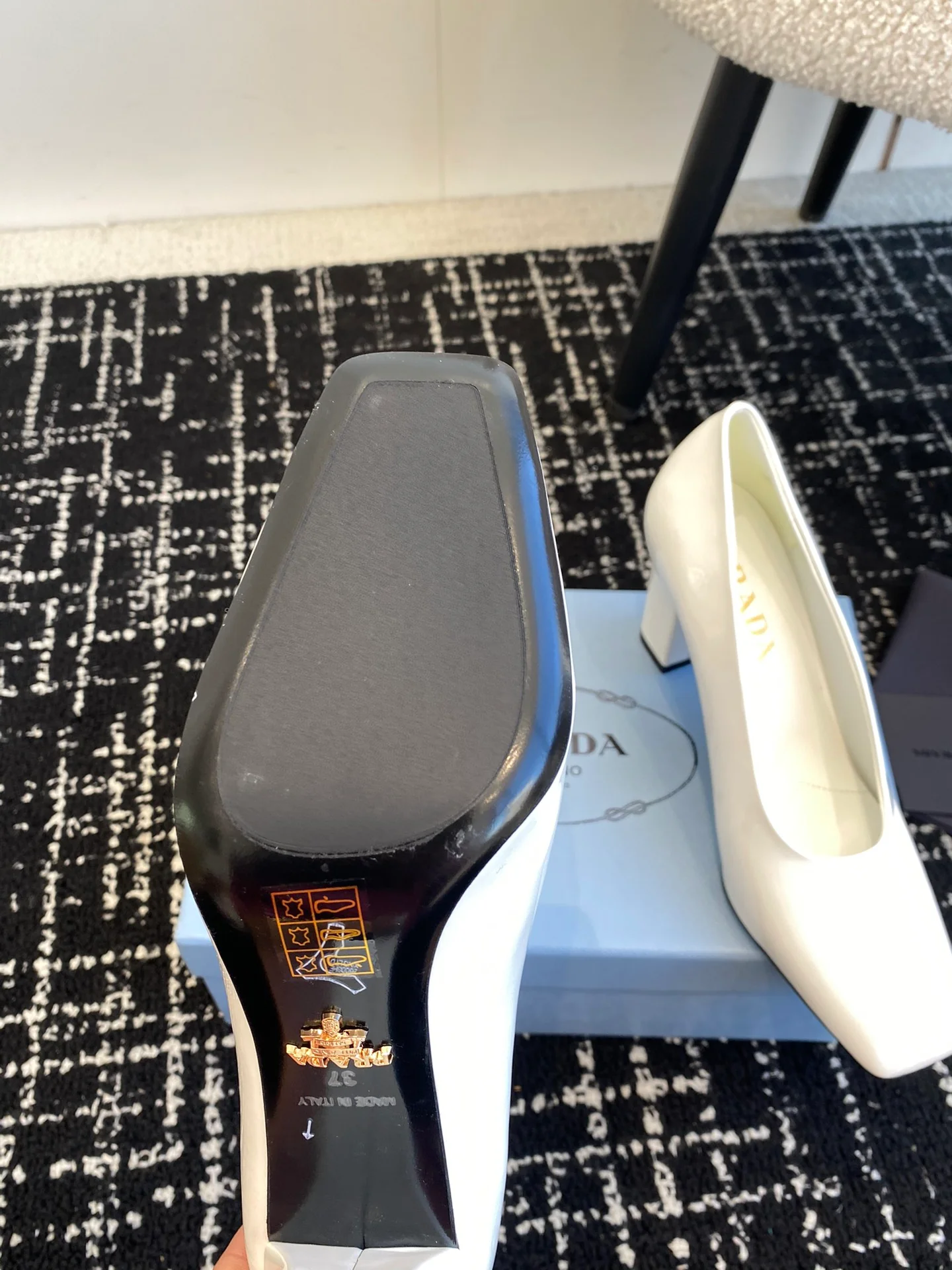 Балетки Prada 2024 на массивном каблуке с квадратным носком - белые