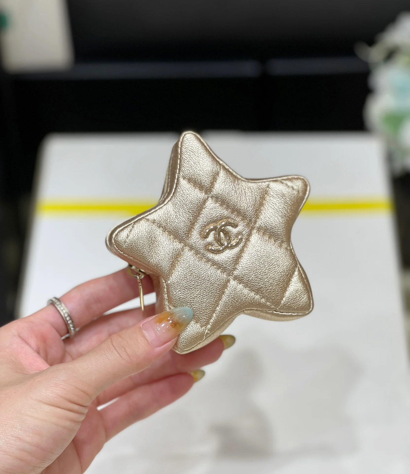 Весенняя коллекция Chanel 24c - Золотой кошелек для монет со звездным узором