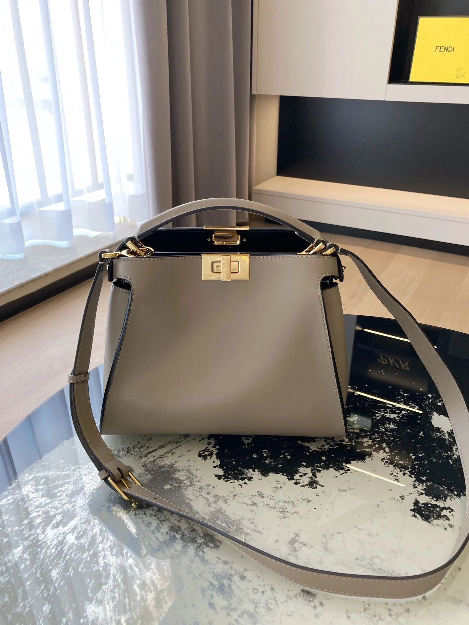 Сумка Fendi Peekaboo из телячьей кожи
