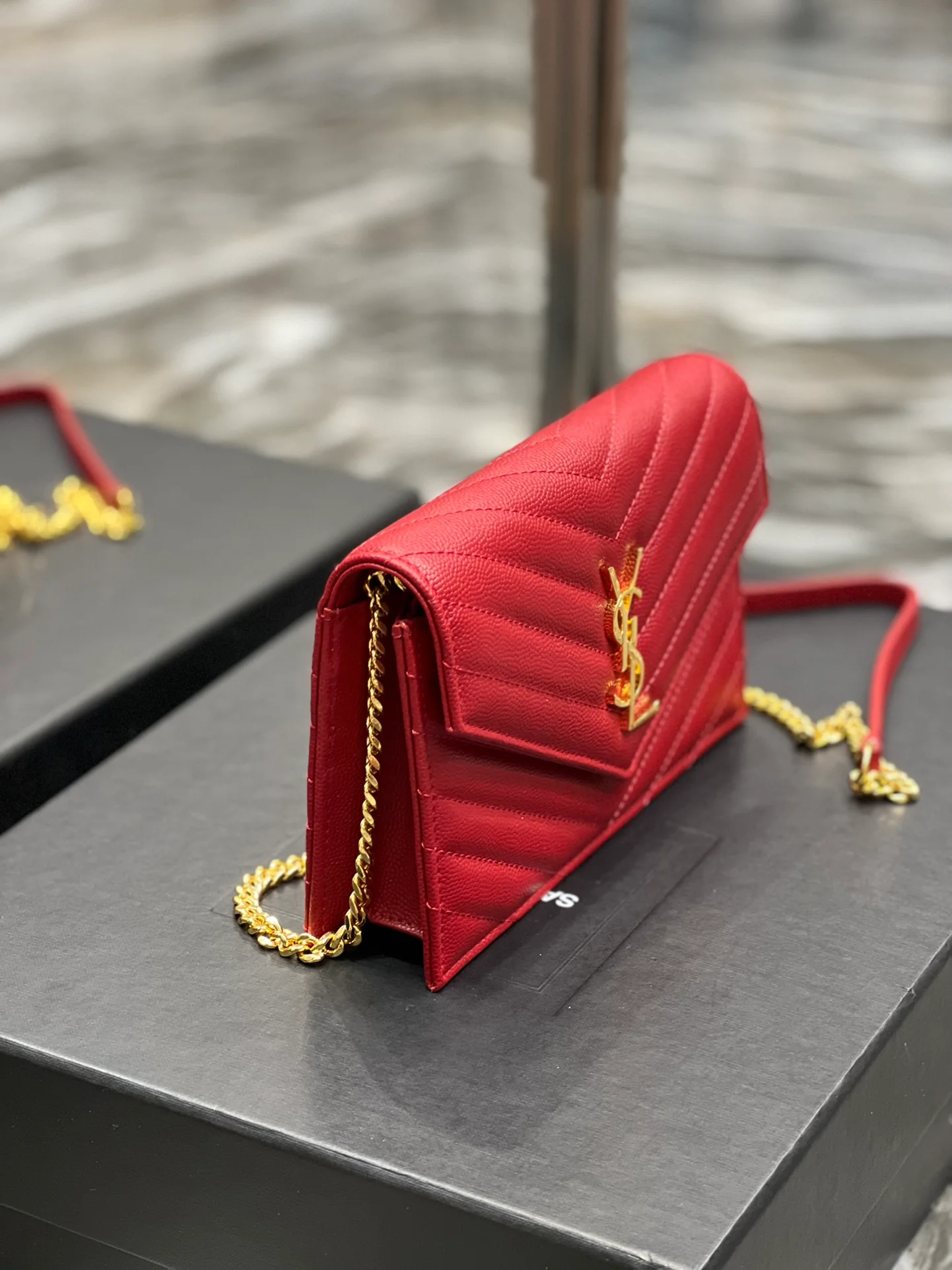 Сумка YSL WOC из икорной кожи, маленькая, красная.