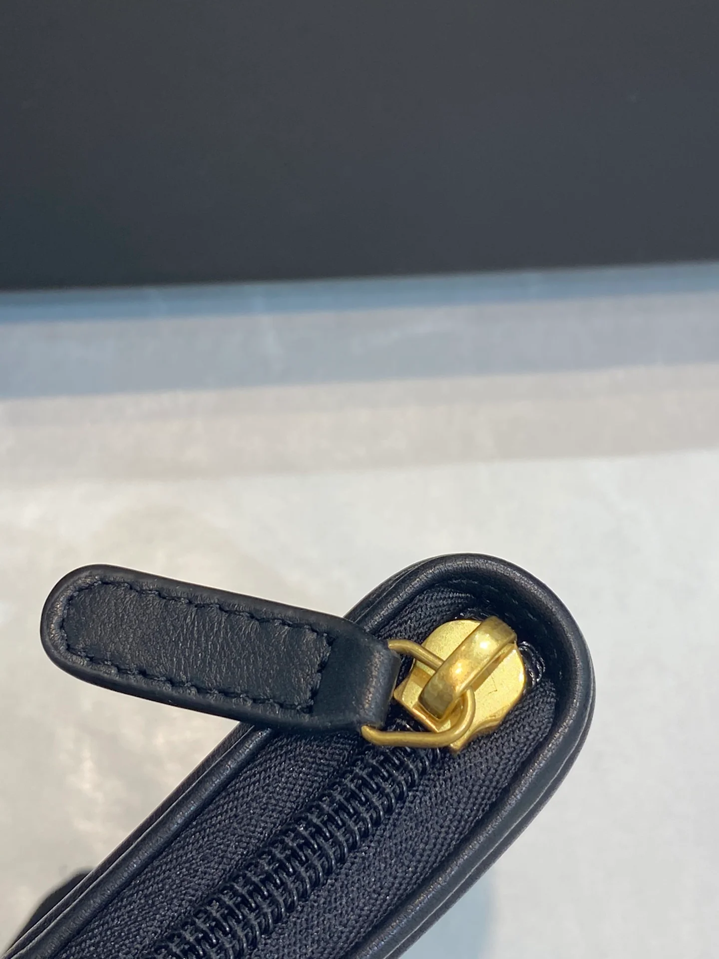 Классический кошелек для монет Chanel Le Boy на молнии — черно-золотой