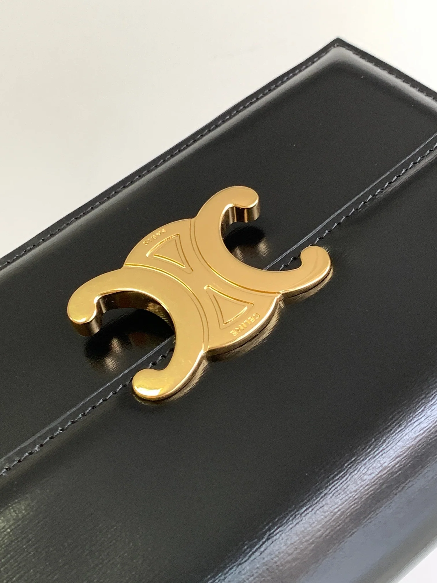 Сумка Celine Soir Triomphe WOC из кожи с цепочкой, осень/зима 2023, черная.