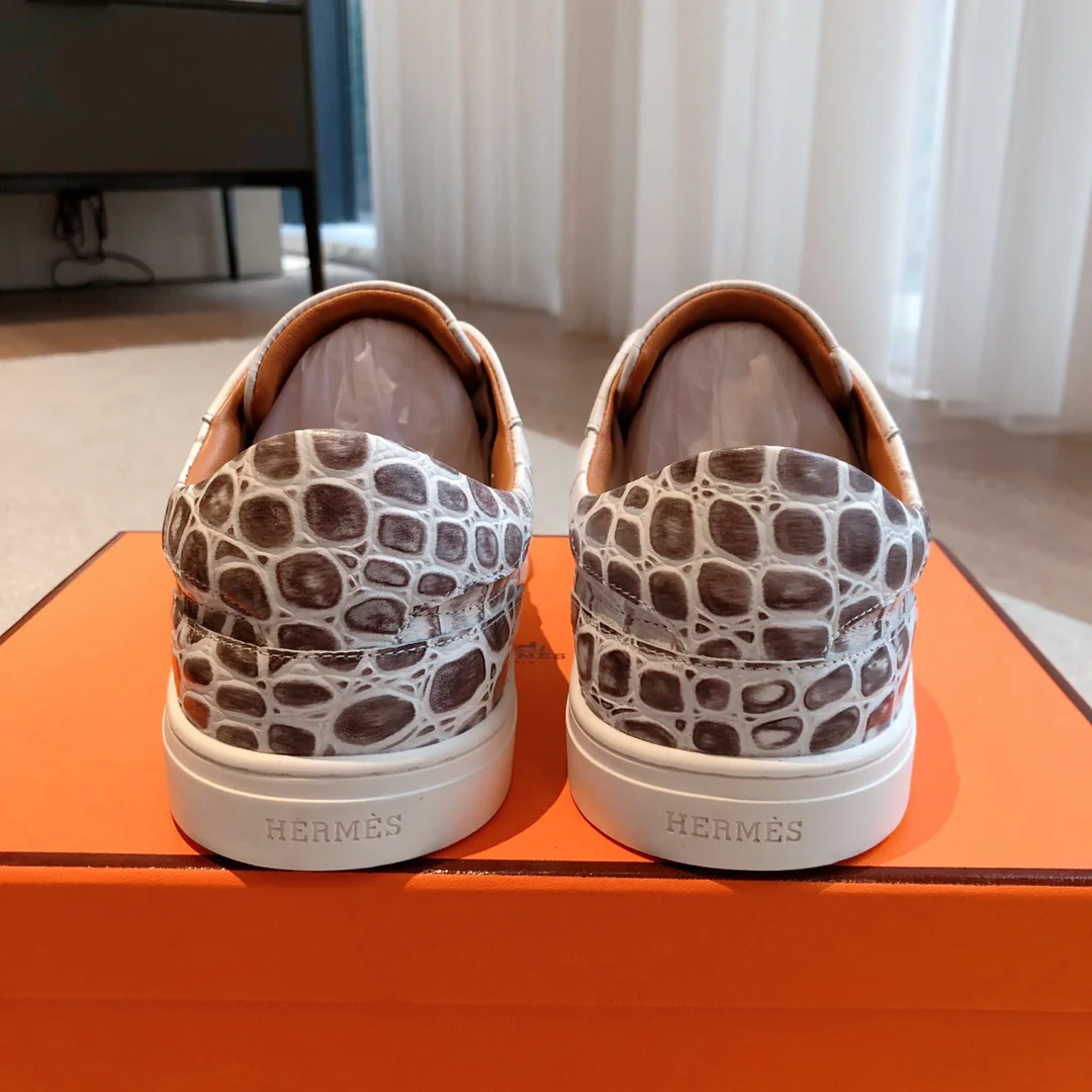 Новинка весны 2023 года от Hermes - повседневные туфли с вышитыми пуговицами - дизайн под крокодиловую кожу.