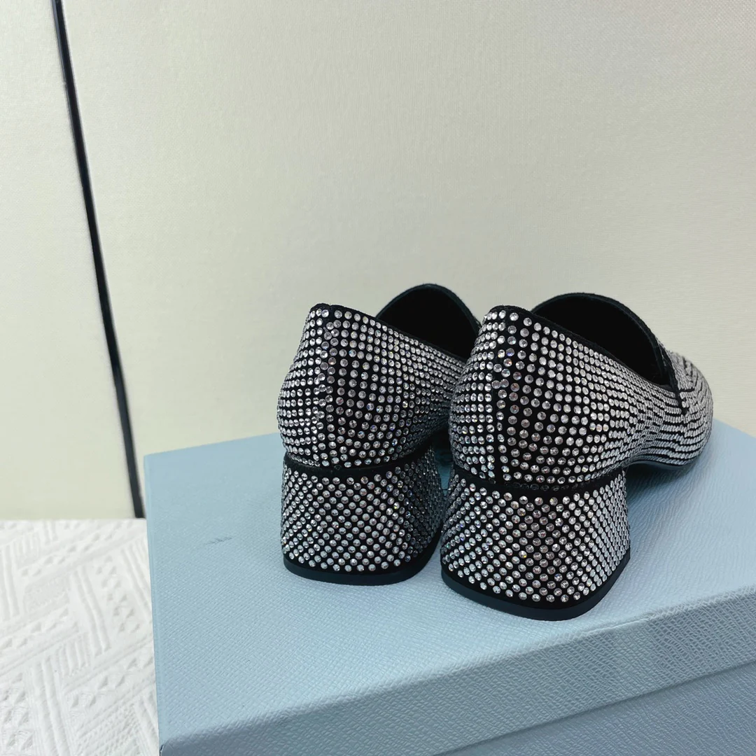 Туфли Prada, лоферы Prada на низком каблуке, украшенные стразами, серебристые.