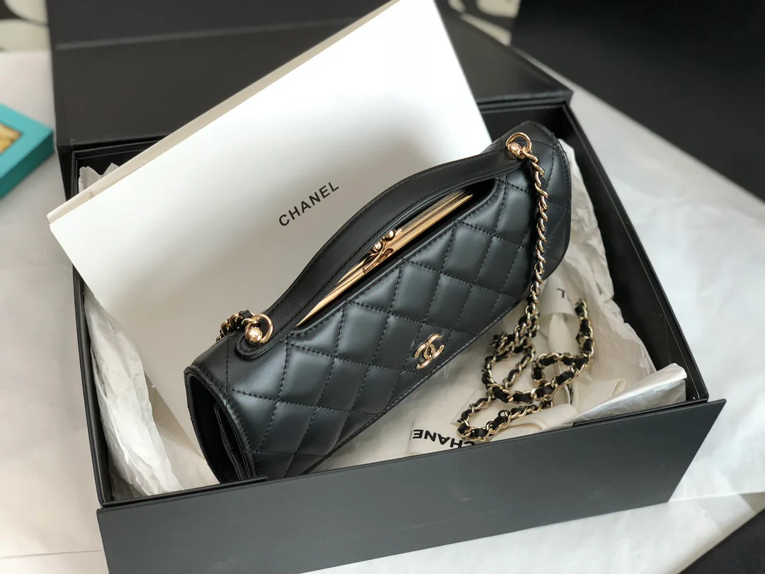 Вечерняя сумочка Chanel, новинка 2022 года - черная.