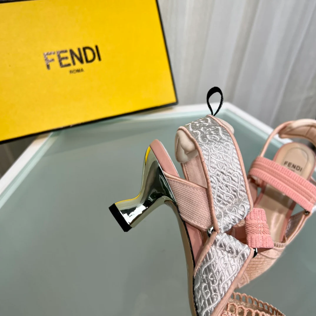 Fendi - Туфли на низком каблуке с ремешками на плечах