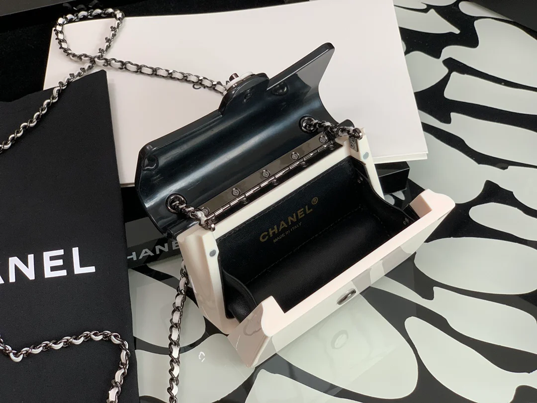 Новые поступления коллекции Chanel весна/лето - черно-белый акриловый CF