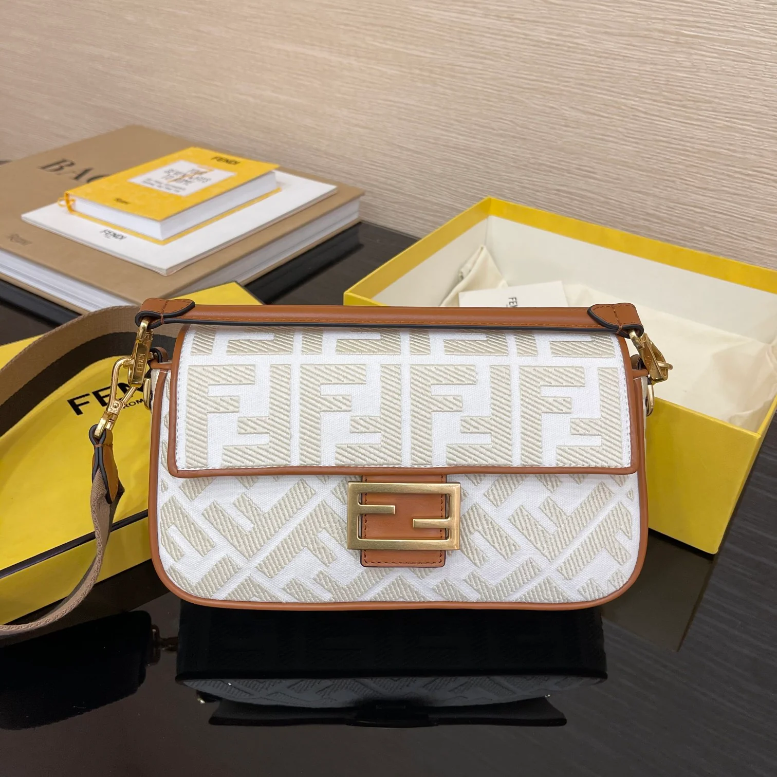 Средняя сумка-багет Fendi Baguette, розовая, с вышивкой - 2 шт.