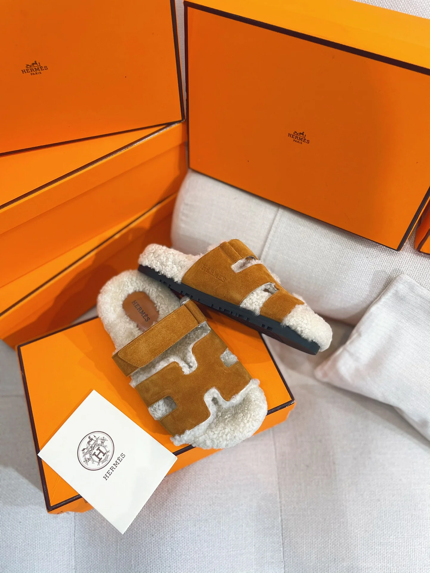 Новинка сезона осень/зима 2022 от Hermes - Домашние тапочки из овечьей шерсти и кожи в стиле пэчворк - Коричневые - 1 шт.