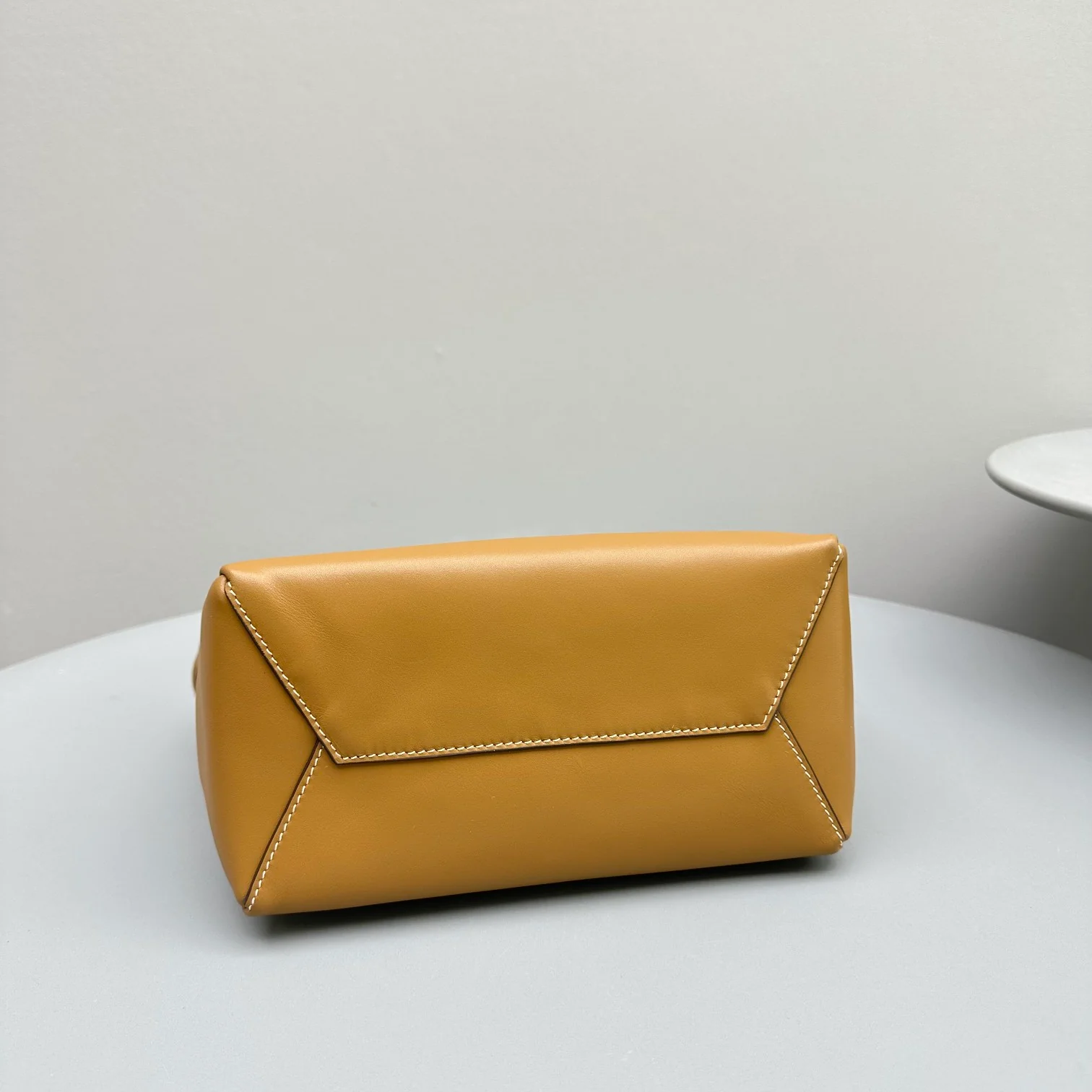 Сумка-тоут Miu Miu Ivy, маленькая, коричневая.