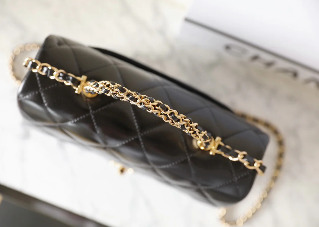 Большая черная сумка Chanel с клапаном и поворотной ручкой.